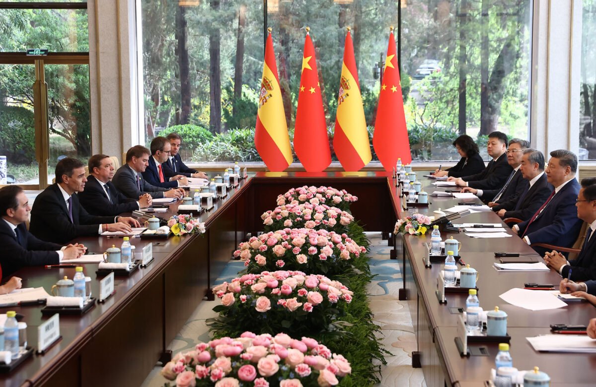 España y China fortalecen lazos comerciales con nuevos acuerdos de exportación de cerezas y porcino