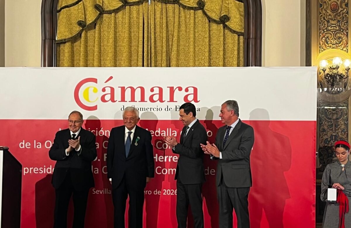 El presidente de la Cámara de Sevilla, Francisco Herrero, recibe la Medalla de Oro de la Cámara de España